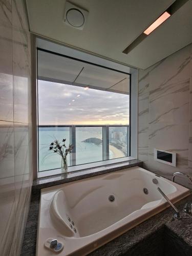 3B3B Luxury Beach Condo with Breathtaking Views