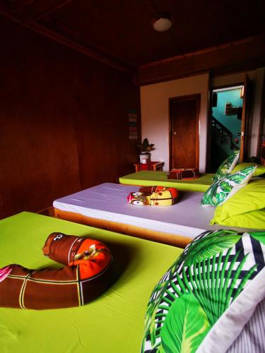 4 twin beds