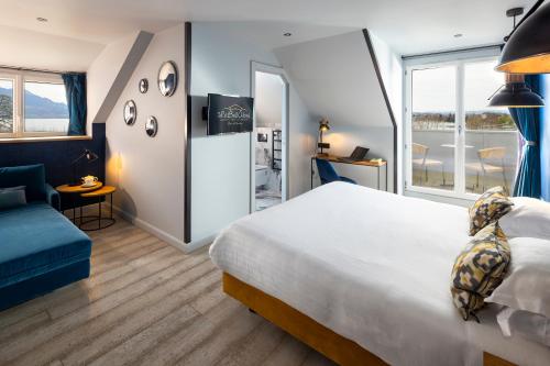 2 twin beds, 1 sofa bed