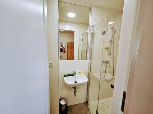 LIVE-INN PRAGUE SUPERIOR SUITE FOR 1-4 GUESTS, 20 Mins to center, Lift, Gym, Reception, Parking, Roof Terrace, Game & Party Room