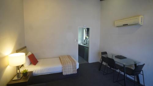 One-bedroom Apartment with Queen and Single bed image 3
