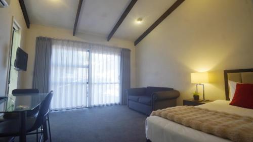 One-bedroom Apartment with Queen and Single bed room in Abbey Motor Lodge
