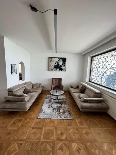Aveni Home, Wiedeń