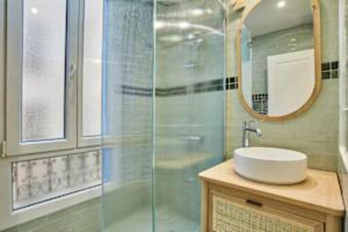 Superb Apartment Le Marais Place des Vosges - image 3