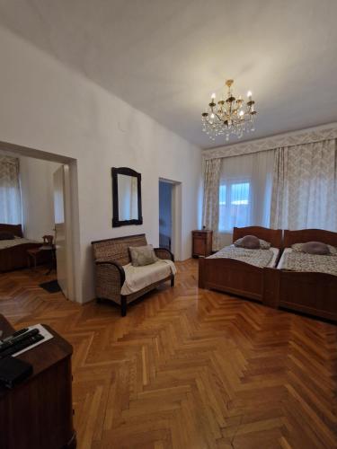 3 bedrooms, 7 beds