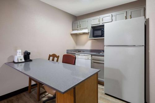 Days Inn & Suites by Wyndham Kokomo - image 6