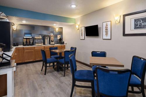 Days Inn & Suites by Wyndham Kokomo - image 13