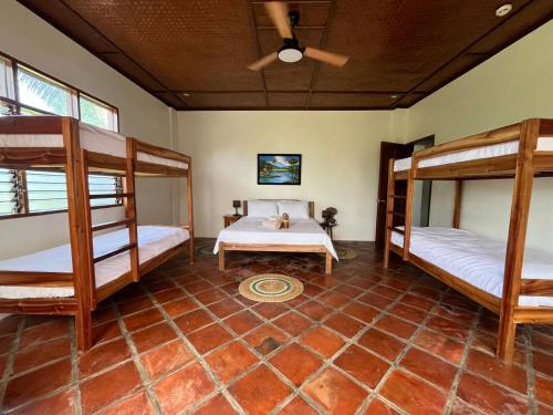 1 queen bed, 2 bunk beds