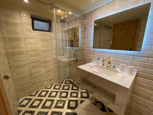 Bella Guesthouse with Garden, Pool & Jacuzzi in Batroun