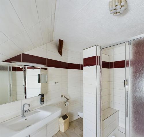 2 bedrooms, 4 beds
