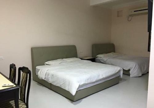 1 queen bed, 1 double bed