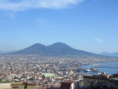 Pretty panoramic apartment - half way Center-Vomero district, Neapol