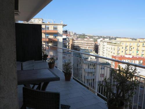 Pretty panoramic apartment - half way Center-Vomero district, Neapel (Foto 3)