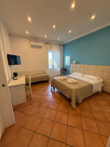 Superior Triple Room with Sea View image 8