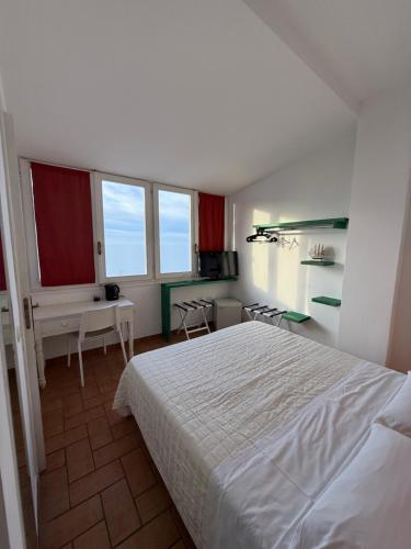 Deluxe Double Room with Sea View image 7