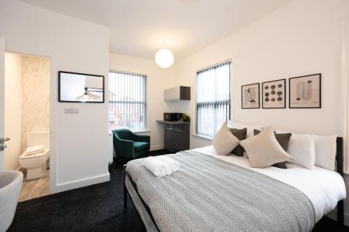 Private ensuite rooms with kitchen access by Irwell Stays Hotel de charme Belle Vue Railway Station
