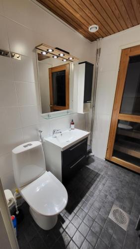 Bathroom, Kattohuoneisto keskustassa in Lieksa