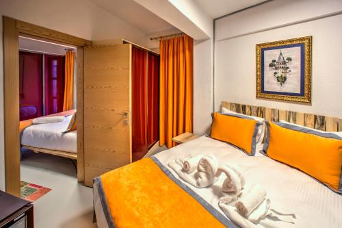 Vavien Hotel Vavien Hotel is conveniently located in the popular Beyoglu area. Featuring a complete list of amenities, guests will find their stay at the property a comfortable one. Service-minded staff will welco