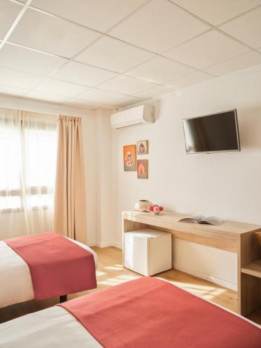 Double or Twin Room image 9