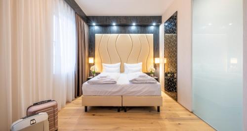 Double Room with Roll-In Shower - Mobility Accessible