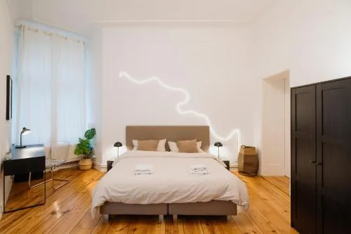 Homely Berlin - Luxurious, Spacious, Near Victory Column, River in Berlin, Deutschland