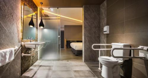 room detail thumbnail 2