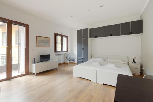 GuestHost - Bright Studio with Balcony in Milan, Милан