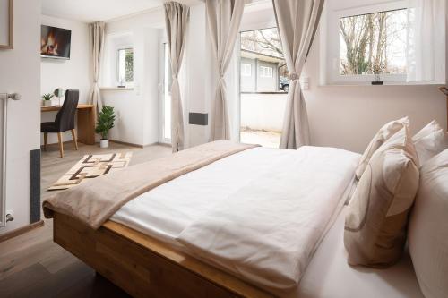 Hotel Vier Jahreszeiten an der Therme & Kliniken Bad Krozingen Nähe Freiburg & Schwarzwald Ideal für Wellness Kur & Business Ausflüge 24h Check In- WLAN & Parken gratis in Bad Krozingen, Deutschland