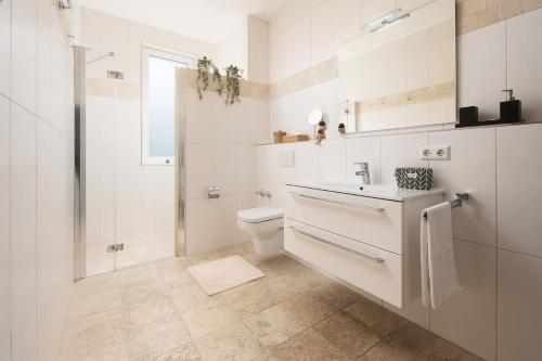 Hotel Vier Jahreszeiten an der Therme & Kliniken Bad Krozingen Nähe Freiburg & Schwarzwald Ideal für Wellness Kur & Business Ausflüge 24h Check In- WLAN & Parken gratis in Bad Krozingen, Deutschland