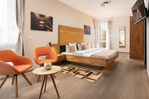 Hotel Vier Jahreszeiten an der Therme & Kliniken Bad Krozingen Nähe Freiburg & Schwarzwald Ideal für Wellness Kur & Business Ausflüge 24h Check In- WLAN & Parken gratis in Bad Krozingen, Deutschland