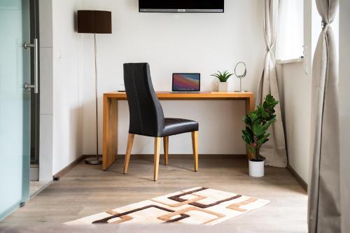 Hotel Vier Jahreszeiten an der Therme & Kliniken Bad Krozingen Nähe Freiburg & Schwarzwald Ideal für Wellness Kur & Business Ausflüge 24h Check In- WLAN & Parken gratis in Bad Krozingen, Deutschland