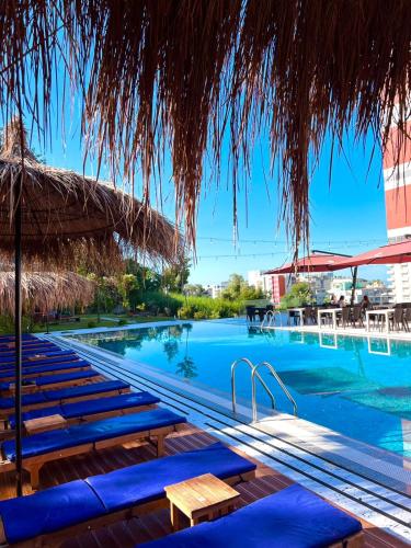 スイミングプール, Padel Olivia's Hill Resort in ドゥラス