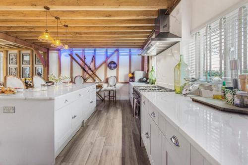 The Dairy Cottage with hot tub & pizza oven in Східний Грінстед