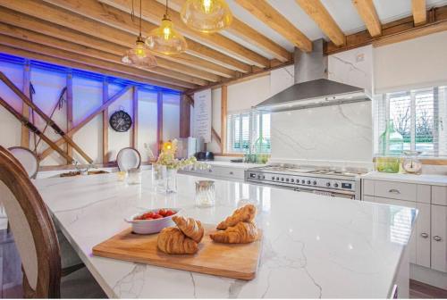 The Dairy Cottage with hot tub & pizza oven in Східний Грінстед