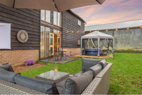 The Dairy Cottage with hot tub & pizza oven in Східний Грінстед