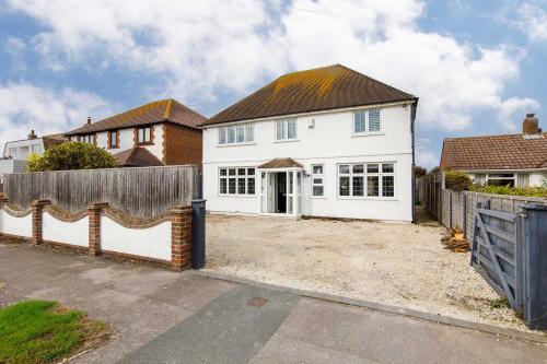 Exterior view of Bright & Modern 4 br House 100 metres from Beach