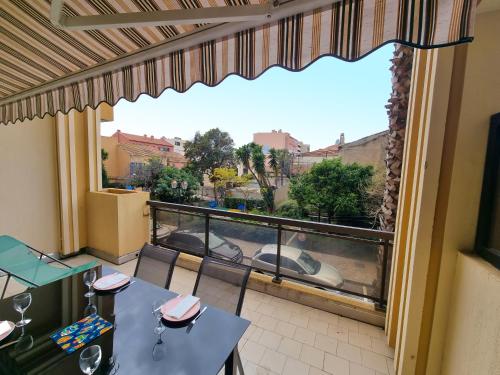 L'escapade - T2 en centre ville avec terrasse, clim et wifi - Location saisonnière - Le Lavandou