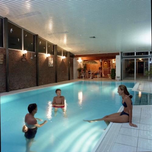 Marx Motel - image 4