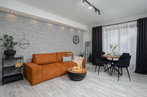 Bright Apartment with Terrace & Parking near Metro Kondratowicza by Noclegi Renters, Varsavia