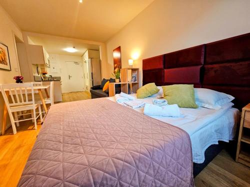 TERRACE-VIEW 2BR PRAGUE APARTMENTS for Business & Leisure, FREE PARKING & Gym, Near Metro & Aqua Sport Centre, Praga (zdjęcie 7)