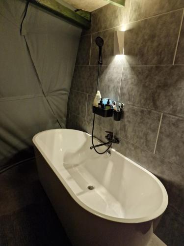 衛浴, Rojus dviems in 因圖爾克