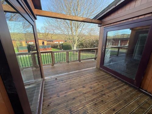 Balkons/terase, Charming 2 bedroom Lodge In the Shropshire Countryside with Fantastic Views in Kluntona