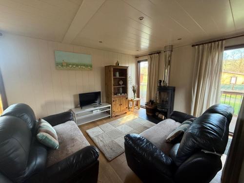 Koplietošanas atpūtas telpa ar TV, Charming 2 bedroom Lodge In the Shropshire Countryside with Fantastic Views in Kluntona