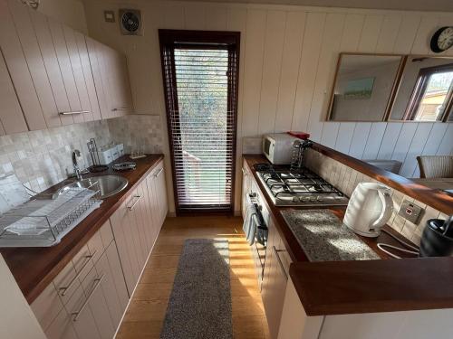 virtuve, Charming 2 bedroom Lodge In the Shropshire Countryside with Fantastic Views in Kluntona