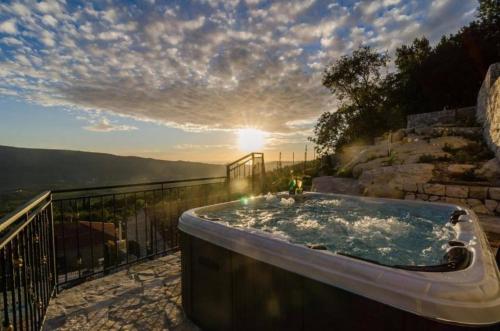 Villa Falcon Rook - Four-Bedroom Villa with Terrace and Swimming Pool in Dubravka