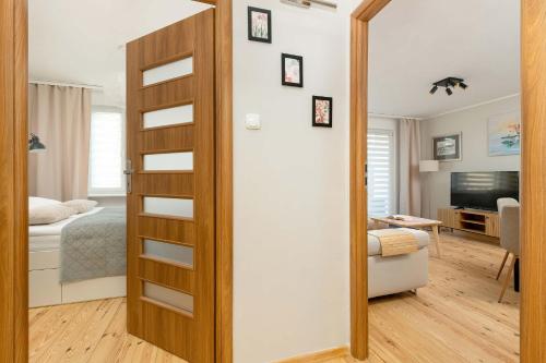 Apartament w Gdyni z Ogródkiem i 2 Sypialniami by Noclegi Renters - image 2