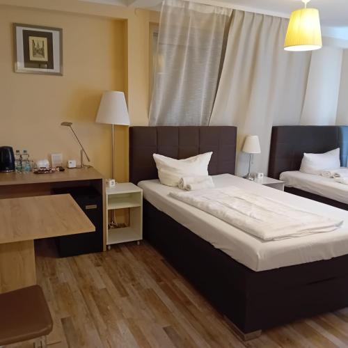 2 twin beds