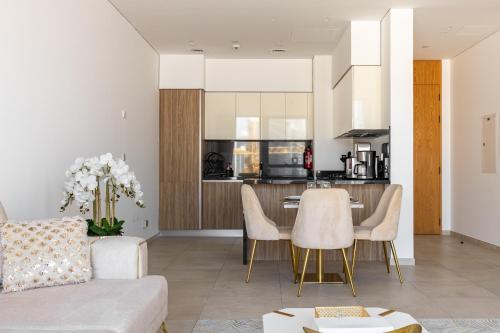 Quiet & Central 1BR Near Burj Khalifa  by Simply Comfort - image 9