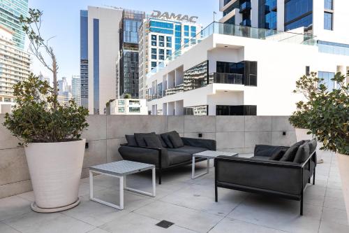Quiet & Central 1BR Near Burj Khalifa  by Simply Comfort - image 13