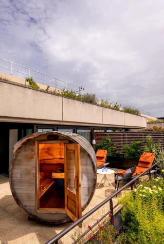 Premier King Room with Terrace and Sauna room in Firstname Bordeaux